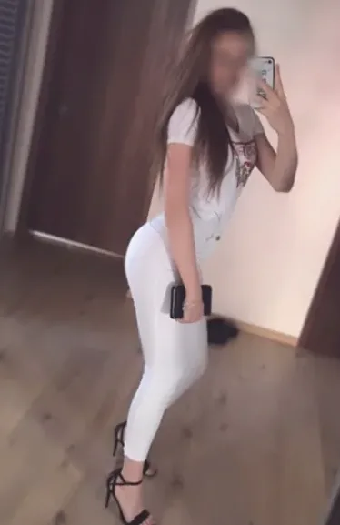 Nadia, 32
